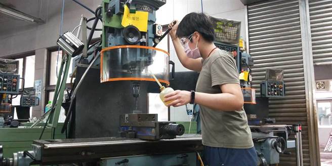 原本担任行政职的谢昀宸参与职训课程，包含产业型态、理论到机台实务操作等。（翻摄照片／高雄洪靖宜传真）