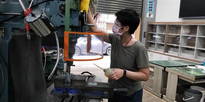 原本担任行政职的谢昀宸参与职训课程，包含产业型态、理论到机台实务操作等。（翻摄照片／高雄洪靖宜传真）