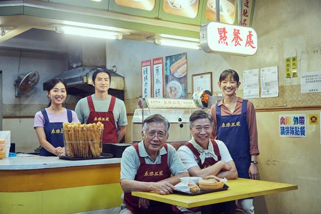 福地佑介（后右）在暗夜微光中与梁修身（前左）有精彩对手戏。（凯渥提供）