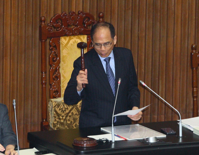 立法院5日由院长游锡堃（如图）敲搥三读通过「社会福利基本法草案」，明定政府应考量社会结构变迁，订定社福政策纲领，至少每5年检讨一次，若有重大社福政策，中央政府得衡酌补助地方政府。（张铠乙摄）