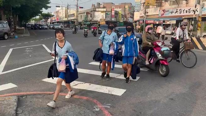 学生放学通过行人穿越道时，不断有汽机车从人群中穿越行驶。（蓝骏宇提供／孙英哲彰化传真）