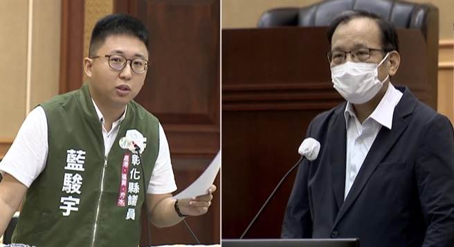 彰化县议员蓝骏宇（左）针对交通问题对彰化县警局长张国雄（右）提出质询。（翻摄彰化县议会直播）