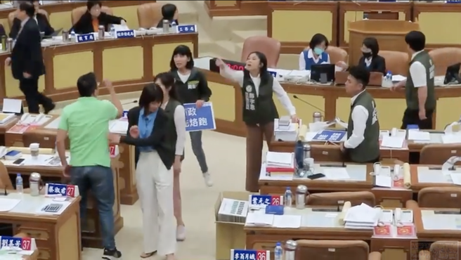 新北市議會總質詢 藍綠再度爆衝突（擷取自影片）