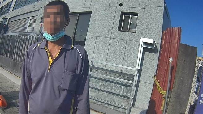 张姓机车骑士今天早上停等红灯，但转到绿灯还在发呆，警方一查果然酒驾。（翻摄照片）