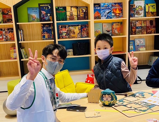 信义房屋民俗公园店黄昱昌乐于社区服务，陪社区小朋友做劳作。（图/信义房屋 提供）