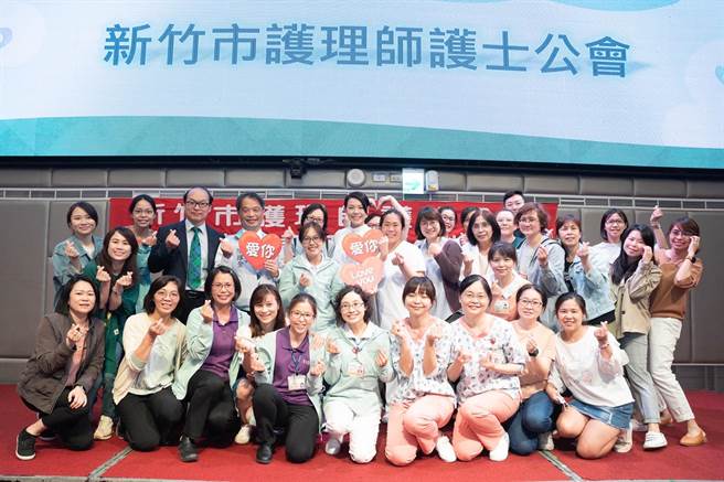新竹市护理师护士公会今举办「护师节暨优良护理人员表扬大会」，共计表扬222位资深及优良护理人员。（新竹市政府提供／王惠慧新竹传真）