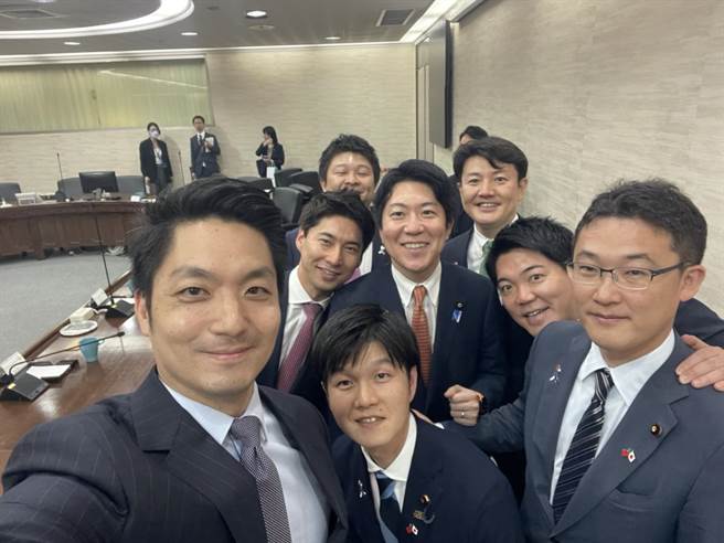 台北市长蒋万安（左一）4日与日本自民党青年局的访团会面，并自拍留影。（台北市政府提供／陈薏云台北传真）