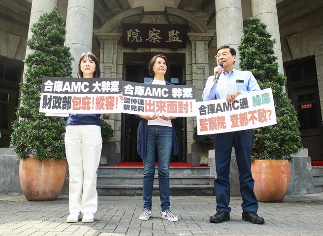 国民党团总召曾铭宗（右起）、立委王鸿薇、书记长谢衣凤5日上午至监察院，告发现任财政部长庄翠云、前任财政部长苏建荣及合库金董事长雷仲达涉嫌瀆职，要求监察院介入调查。（粘耿豪摄）