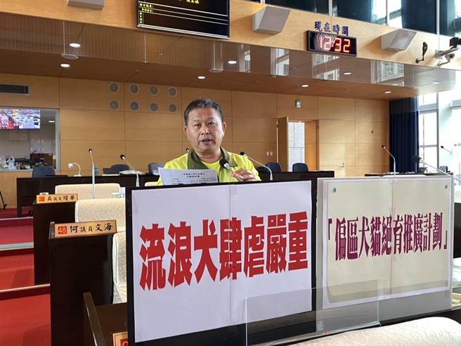 台中市议员李天生要求市府提高浪犬猫绝育量能。（张亦惠摄）