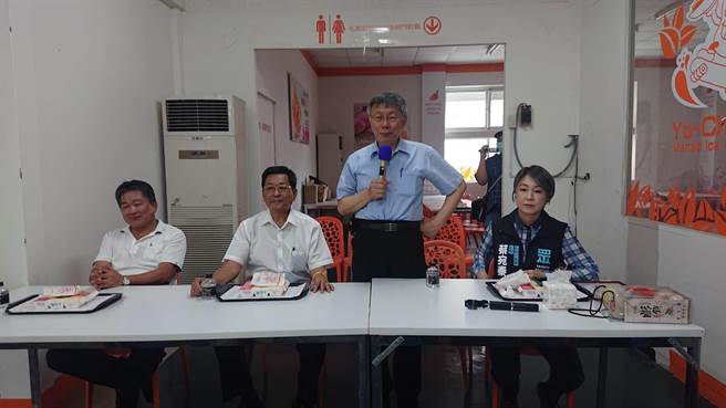 台湾民眾党主席柯文哲在玉井召开座谈会倾听基层声音。（程炳璋摄）