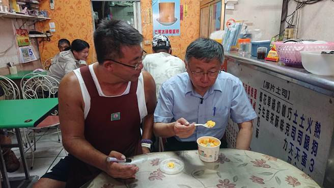 台湾民眾党主席柯文哲走访玉井多家芒果冰店。（程炳璋摄）