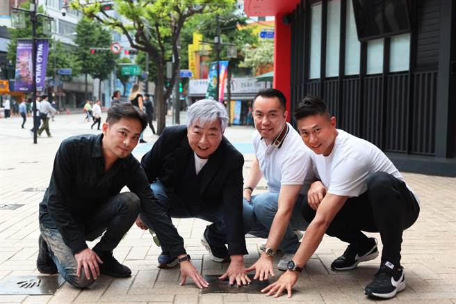 彭小刀（右）与台韩团队造访首尔忠武路大韩电影院。（风度影业提供）