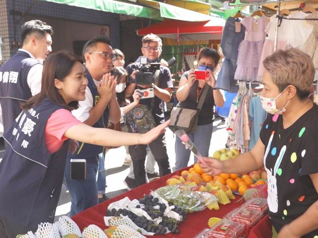 台北市议员徐巧芯5日南下陪同黄健豪至北屯区金谷市场扫街。（潘虹恩摄）