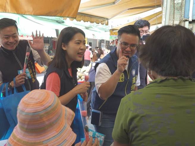 台北市议员徐巧芯5日南下陪同黄健豪至北屯区金谷市场扫街。（潘虹恩摄）