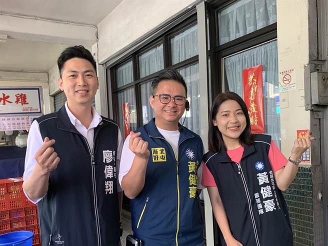 台中市议员黄健豪（中）投入台中第5选区立委初选，欲参选台中第4选区立委的国民党副发言人廖伟翔（左）、日前赢得台北第7选区立委初选的北市议员徐巧芯（右）前来力挺。（潘虹恩摄）