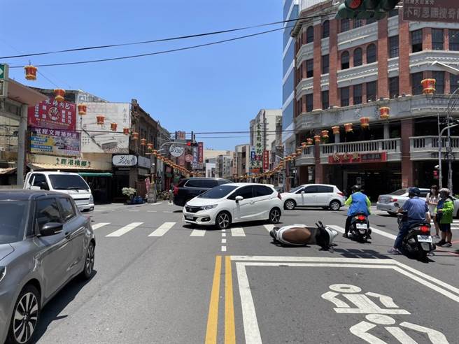 彰化县鹿港镇中山路与三民路口昨天发生事故，机车骑士礼让行人通行时被后方车辆撞上。（民眾提供／孙英哲彰化传真）