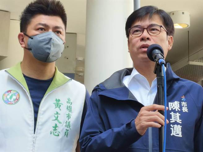 疾管署预测肠病毒下周起正式进入流行期，高雄市长陈其迈呼吁大家环境清洁有效对治肠病毒，是要用漂白水消毒而非酒精消毒。（林雅惠摄）