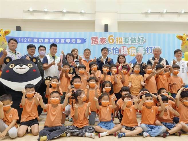 高雄市长陈其迈上午前往左新非营利幼儿园强化师生及家长对肠病毒的防疫认知，表示「居家6招要做好，不怕肠病毒打扰」。（林雅惠摄）