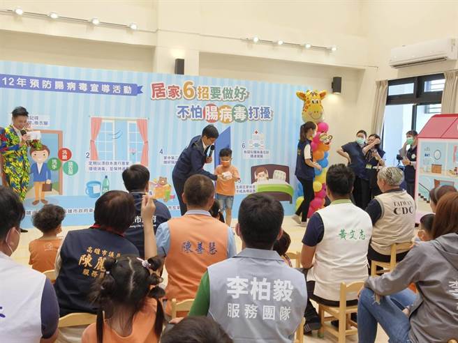 高雄市长陈其迈向全校师生宣导肠病毒防治过程，现场同时举办有奖徵答活动，陈其迈问：「要怎样预防肠病毒」，小朋友们热烈反映，举手回答：「要常洗手」，现场奖品一扫而空。（林雅惠摄）