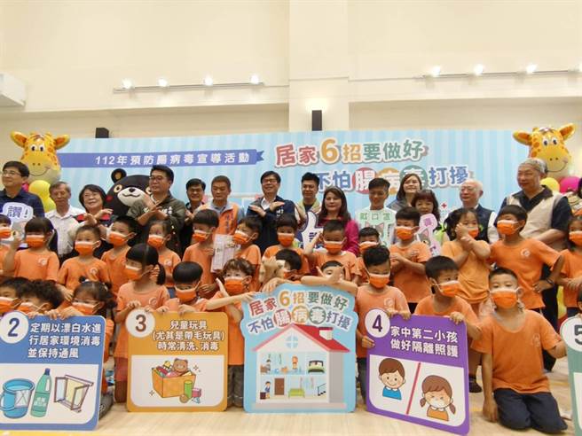 高雄市长陈其迈上午前往左新非营利幼儿园强化师生及家长对肠病毒的防疫认知，表示「居家6招要做好，不怕肠病毒打扰」。（林雅惠摄）