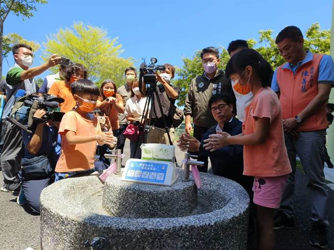 高雄市长陈其迈与学童示范「湿、搓、冲、捧、擦」的正确洗手方式，鼓励大家勤洗手来预防肠病毒。（林雅惠摄）