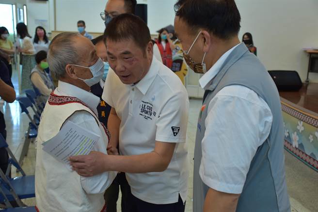 苗栗县长锺东锦5日参加原民部落大学开学典礼，与老友赛夏族长老寒喧。（谢明俊摄）