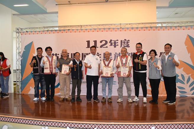 苗栗县长锺东锦5日参加原民部落大学开学典礼，颁赠奖牌给泰雅族及赛夏族长老。（谢明俊摄）