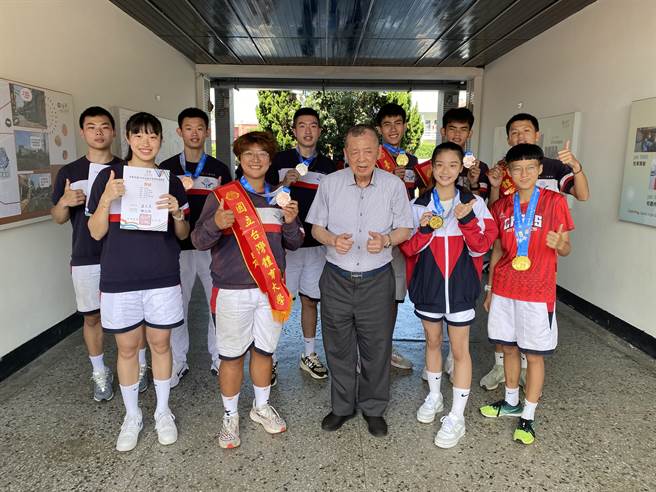 桃园市治平高中学生于今年全中运表现亮眼，拿下4金2银3铜佳绩。（蔡明亘摄）