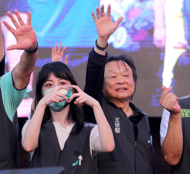 港湖區現任立委高嘉瑜(左)提到，台北市議員王世堅(右)「一輩子可能也只愛過他老婆跟...，應該不會再誤入歧途」。（資料照,黃世麒攝）