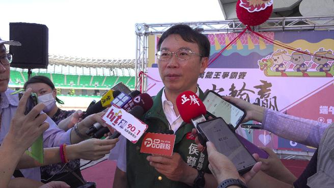 运动发展局长侯尊尧强调，2023爱河端午龙舟竞赛今年祭出总奖金100万元，其中传统龙舟公开组最高奖金30万元。(记者 赖君欣 摄)