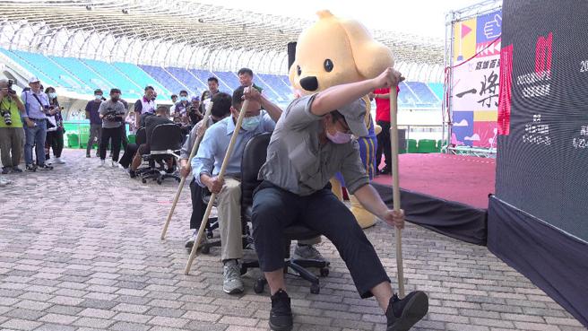 中钢龙舟队与海军反潜航空大队在记者会上进行办公椅拔河趣味PK活动。(记者 赖君欣 摄)