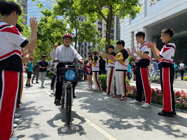 交通部与运输研究所规划「自行车通勤路线示范计画」，朝2050净零转型的目标迈进，第一站为台北都会区，以河滨车道作为骨干，分散到其他路线，今日举办成果发表记者会。（陈佑诚摄）