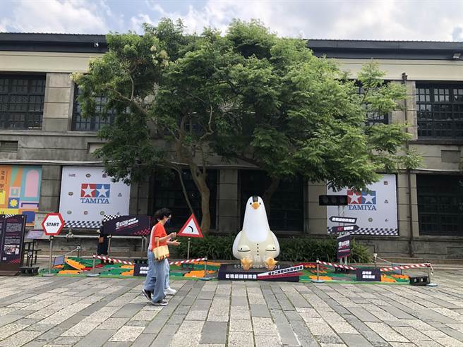 今年学园祭主题是「毕业当衝 RUSH」，主视觉以赛车元素为主，在园区文创大街上打造「松鸭桑衝锋赛道」。（张芷瑜摄）