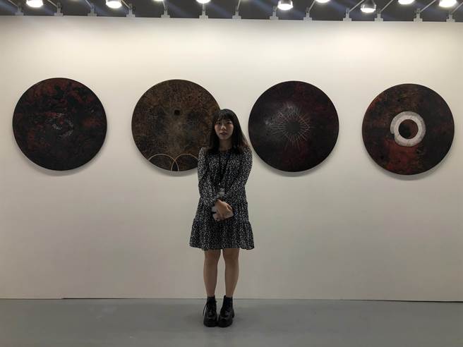 中国文化大学美术学系蔡心瑜的「我与我」，从探索自己出发，挖掘求学心路歷程。（张芷瑜摄）