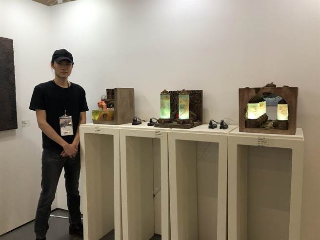 玄奘大学艺术与创意设计学系李泊舆的实验室系列作品，将想法化身小怪物，表现想法萌芽的过程。（张芷瑜摄）