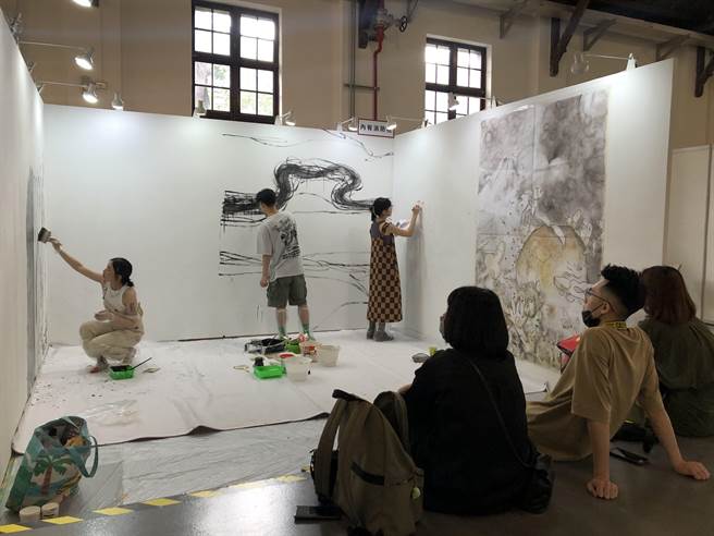 第十二届松山文创学园祭于今日开展至6月13日展出，有学生现场创作。（张芷瑜摄）