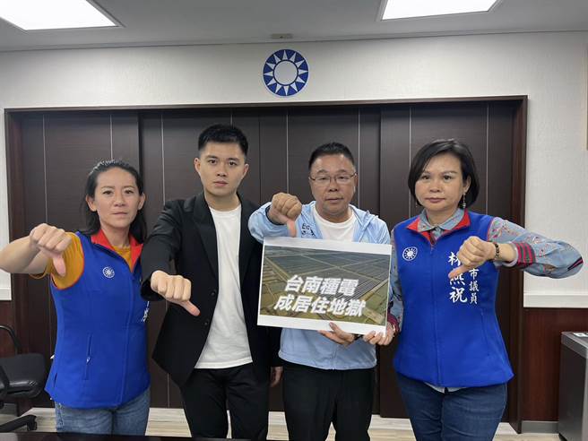 台南市议会国民党团议员林燕祝（右起）、蔡育辉、蔡宗豪、李中岑等人轮番质询太阳能光电板是否导致高温议题。（国民党团提供／洪荣志台南传真）