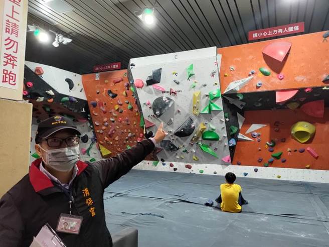 新北市政府今年4月間由消保官、體育處、工務局及消防局等針對本市6家室內攀岩館業者進行公安聯合檢查，發現全數業者皆不及格。(黃敬文翻攝)