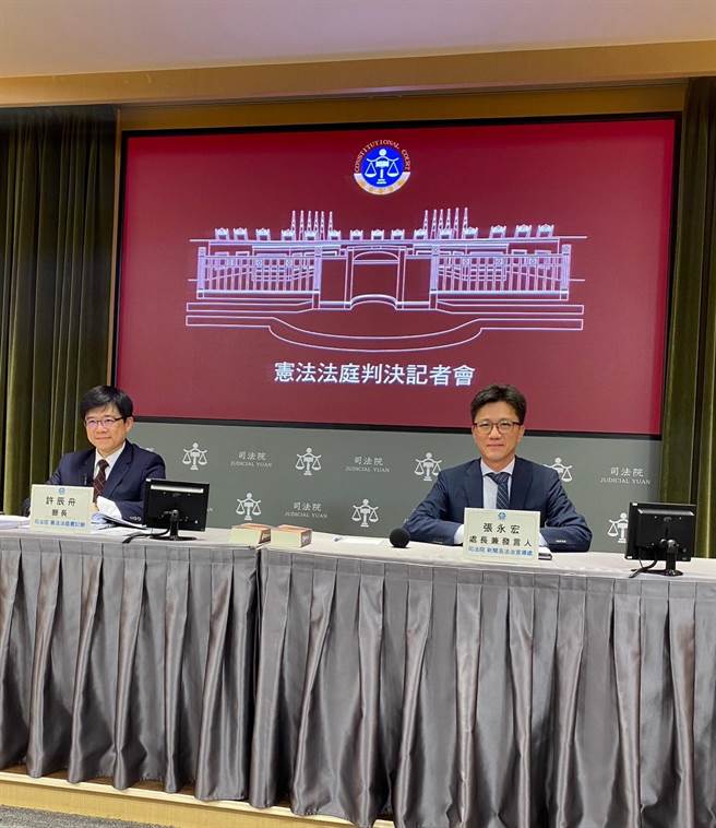 宪法法庭书记厅长许辰舟（图左）及司法院发言人张永宏说明释宪结果（林伟信摄）