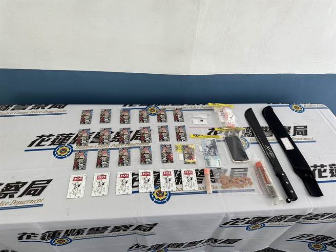 花警逮捕毒贩，起出毒咖啡包以及外观像梅仔片的毒梅片。（花莲县警局提供／王志伟花莲传真）