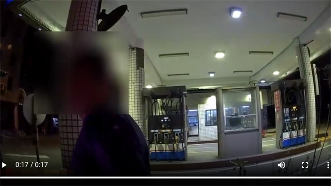 桃園市保安警察大隊員警日前巡邏時，發現52歲蔡姓男子違規停車，上前勸導時，發現蔡男假意配合，卻將毒品扔到水溝試圖逃跑。（翻攝照片）