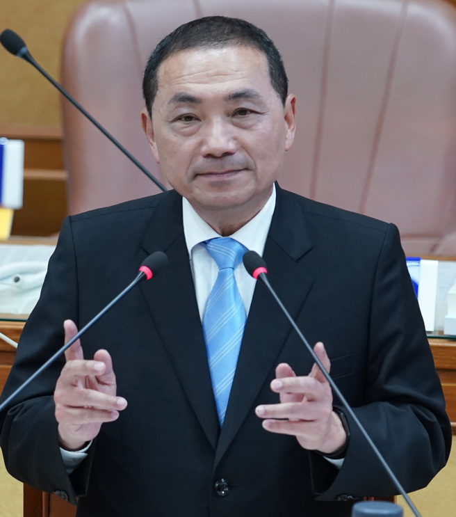 新北市長侯友宜5日到市議會備詢，備詢前針對民進黨議員要以核能、治安、槍枝問題質詢，侯友宜表示，他這輩子從事公職43年，永遠效忠國家、愛台灣這塊土地，尤其面對國家現在情勢，不管是對外，國際情勢詭譎，台海穩定跟區域和平非常重要；對內，台灣挑戰更多，不管缺水缺電，內政很多都需要改變，更重要是人民在生活過程中有很多問題需要去解決。（季志翔攝）
