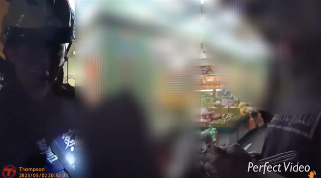 林男停等红灯时遭员警认出，经确认后被上铐逮捕。（警方提供）