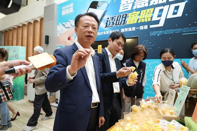 嘉义县长翁章梁秀出嘉义优鲜产品。（嘉义县政府提供／廖素慧嘉县传真）