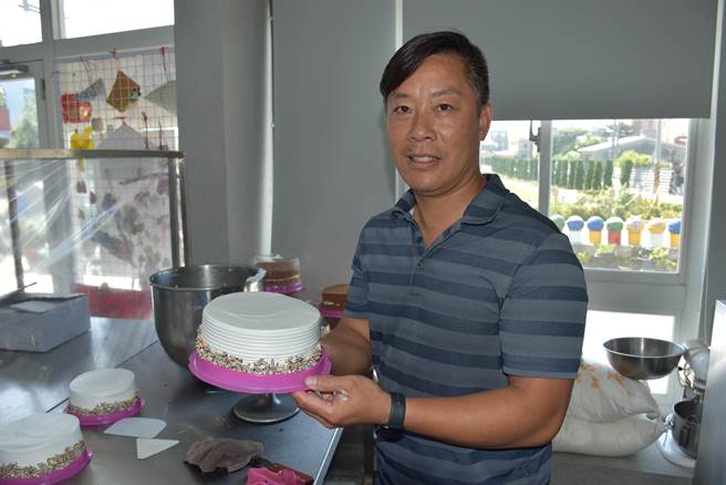 原为麵包师父的水尾里长梁清文，带着社区长辈一同制作「阿嬷的胖」在网路上享有相当知名度。（谢明俊摄）