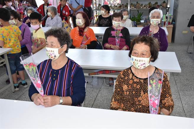 苗栗县政府5日上午赠送康乃馨给水尾社区阿嬷们。（谢明俊摄）