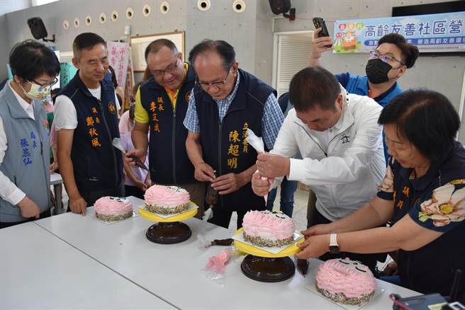 苗栗县长锺东锦等一同手作蛋糕送给现场阿嬷们祝贺母亲节快乐。（谢明俊摄）