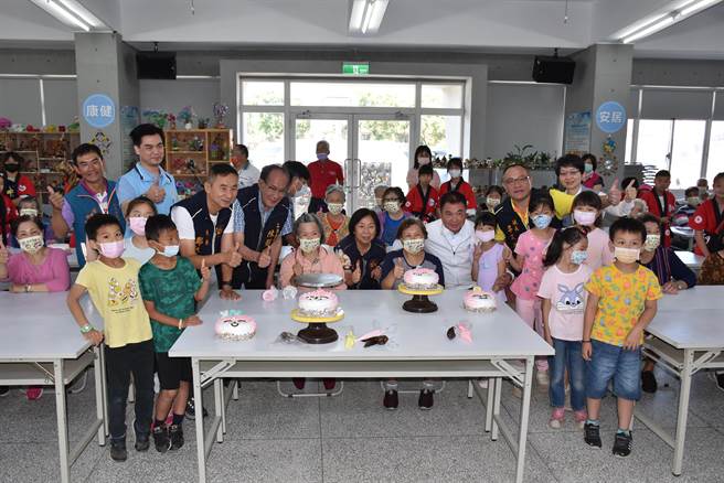 苗栗县长锺东锦等一同手作蛋糕送给现场阿嬷们祝贺母亲节快乐。（谢明俊摄）