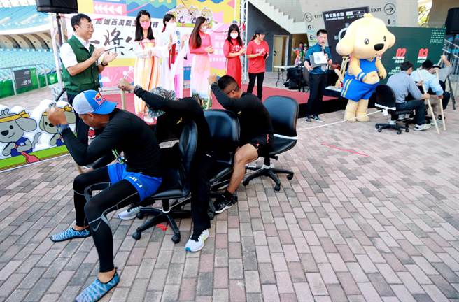 海軍反潛航空大隊（左）與中鋼龍舟隊在記者會上進行辦公椅拔河趣味 PK活動。 （高市運動發展局提供／柯宗緯高雄傳真）