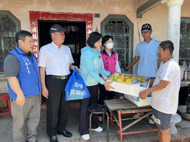 北港镇长萧美文、沟皂里长蔡荣修、县长张丽善探望蔡家。（周丽兰摄）